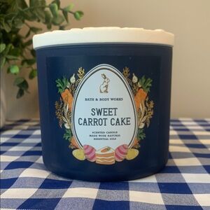 Bath & Body Works Sweet Carrot Cake Candle - Blue